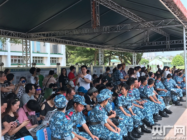 雷竞技RAYBET第十三届香港青少年军事夏令营结业典礼在新围军营举行(图5)